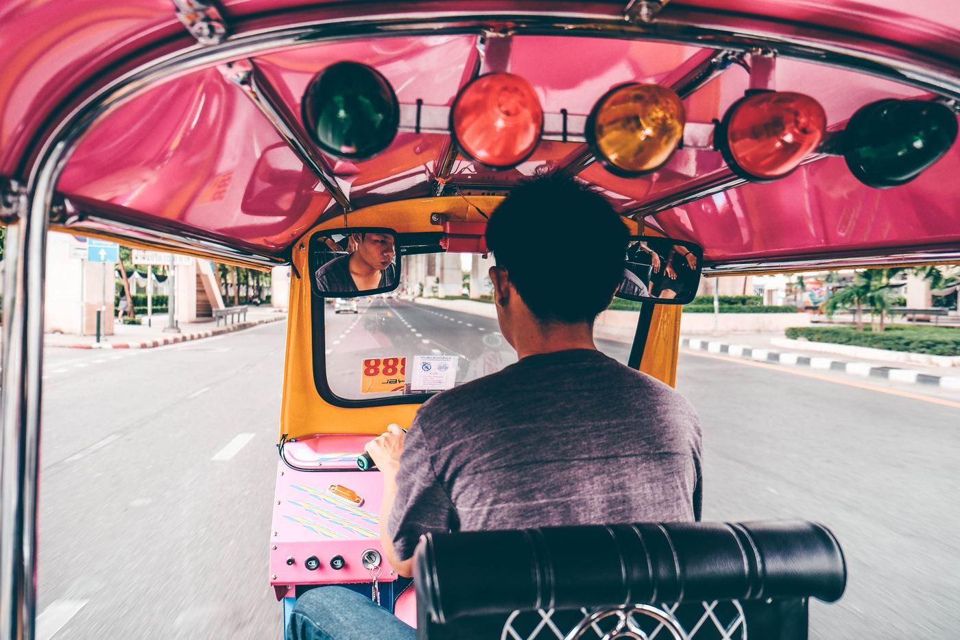 Bangkok sokaklarında tuk-tuk yolculuğu