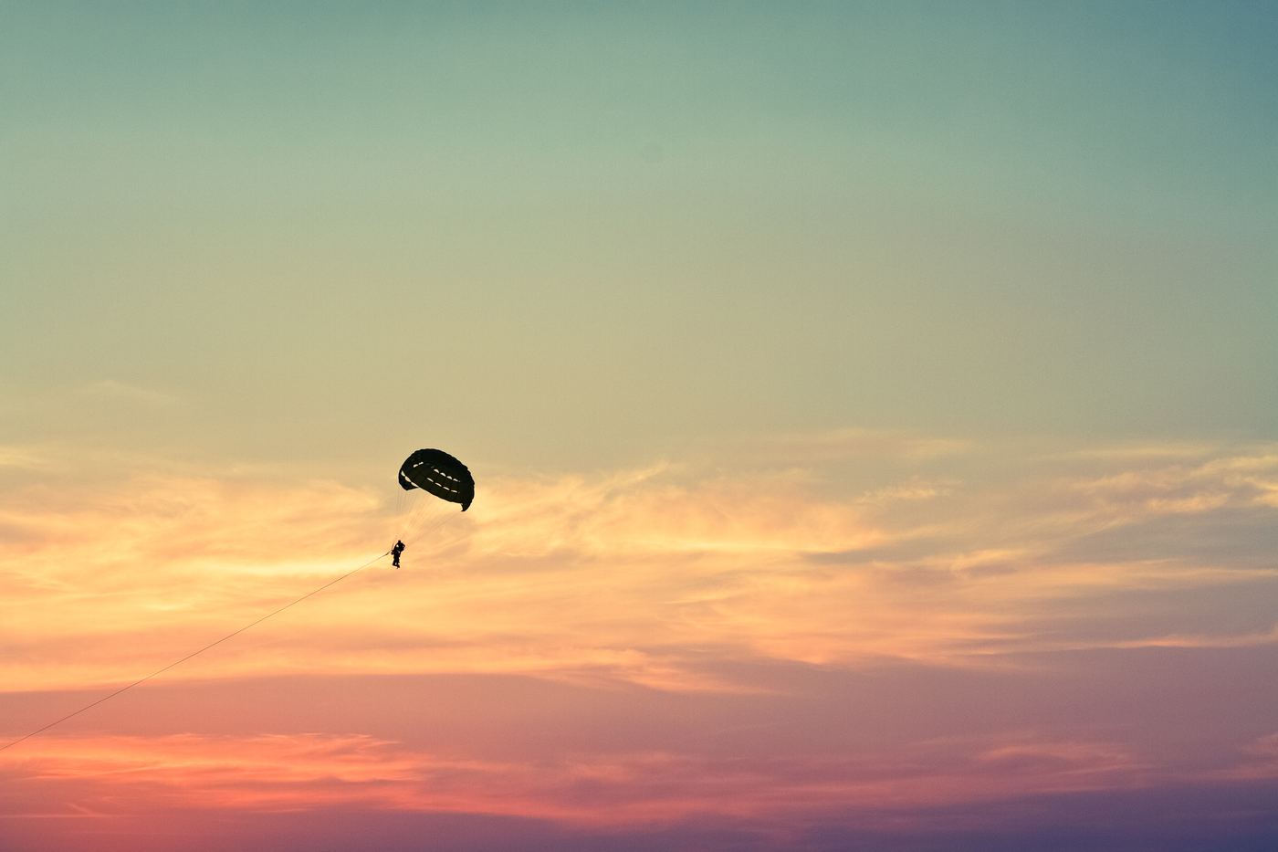 Alacakaranlıkta parasailing