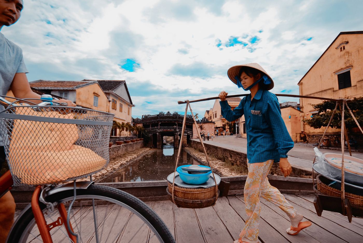 Hoi An'da köprüde yürüyen kadın