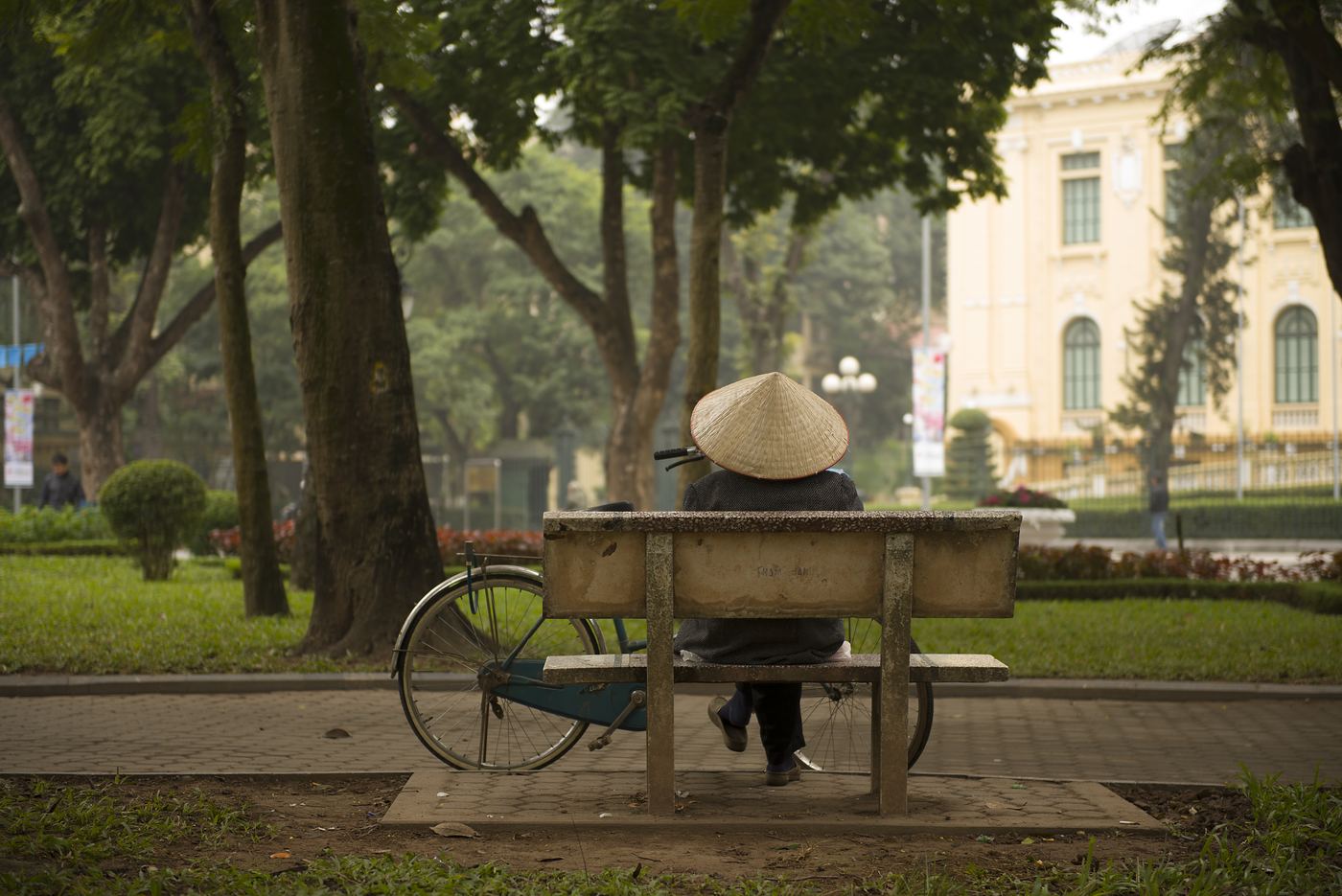 Hanoi'de bir bankta dinlenen satıcı